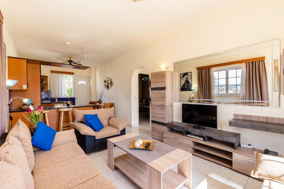 Communal lounge/ TV room, TV and multimedia, Kitchen or kitchenette, Living room, Seating area, Dining area, Evening entertainment, minibar, oven, stove