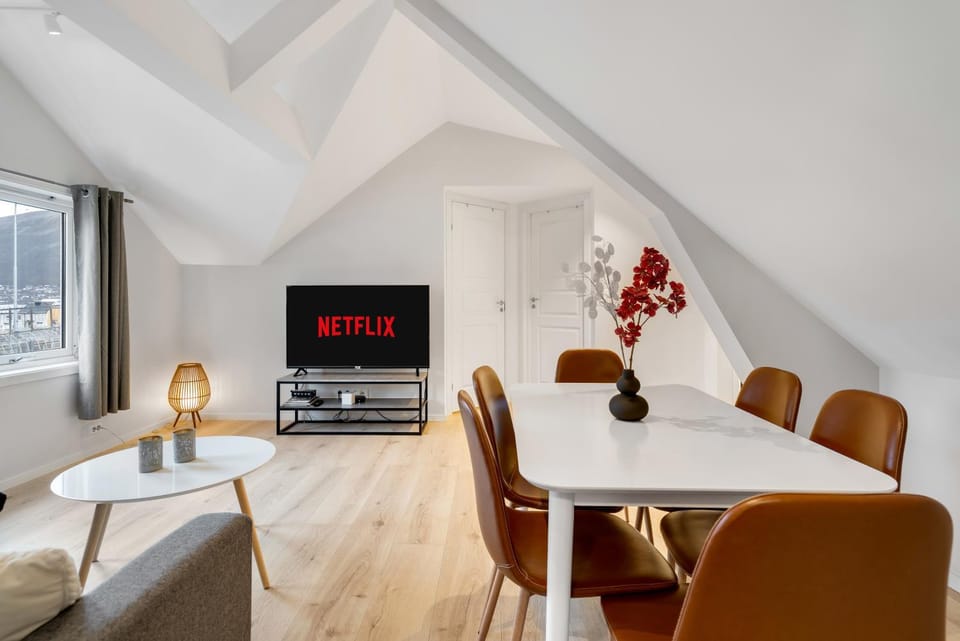 The Arctic Signature - Central Comfort by the Bridge Apartment in Tromso