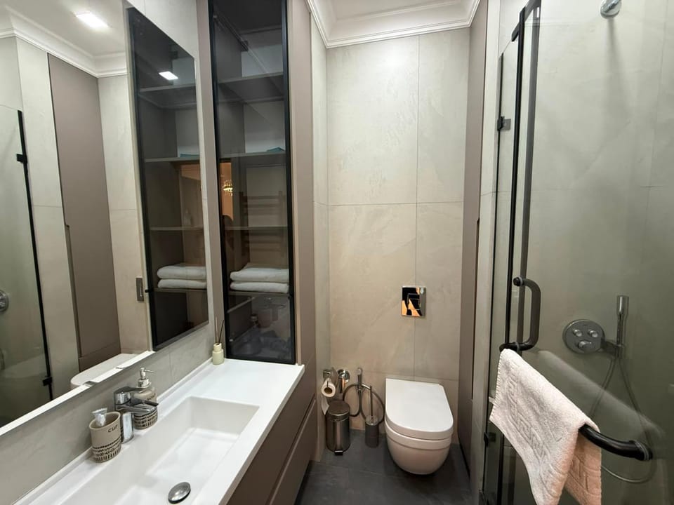 Shower, Toilet, Bath, towels
