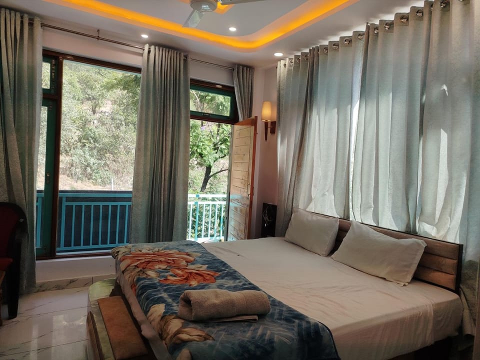 Riverside Premium Stay with Mountain View Bed and Breakfast in Himachal Pradesh
