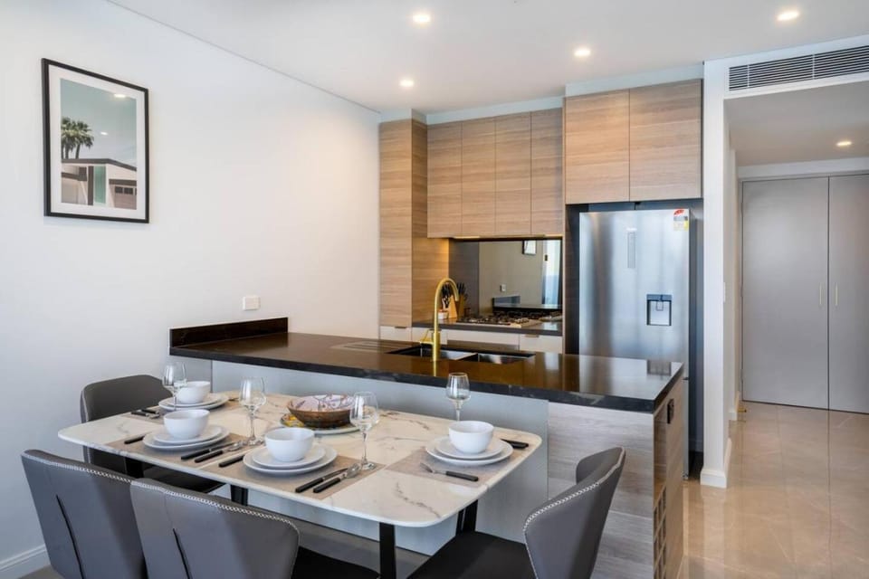 High-Floor Ocean View 2BR with Pool and Spa by Beach Apartment in Surfers Paradise