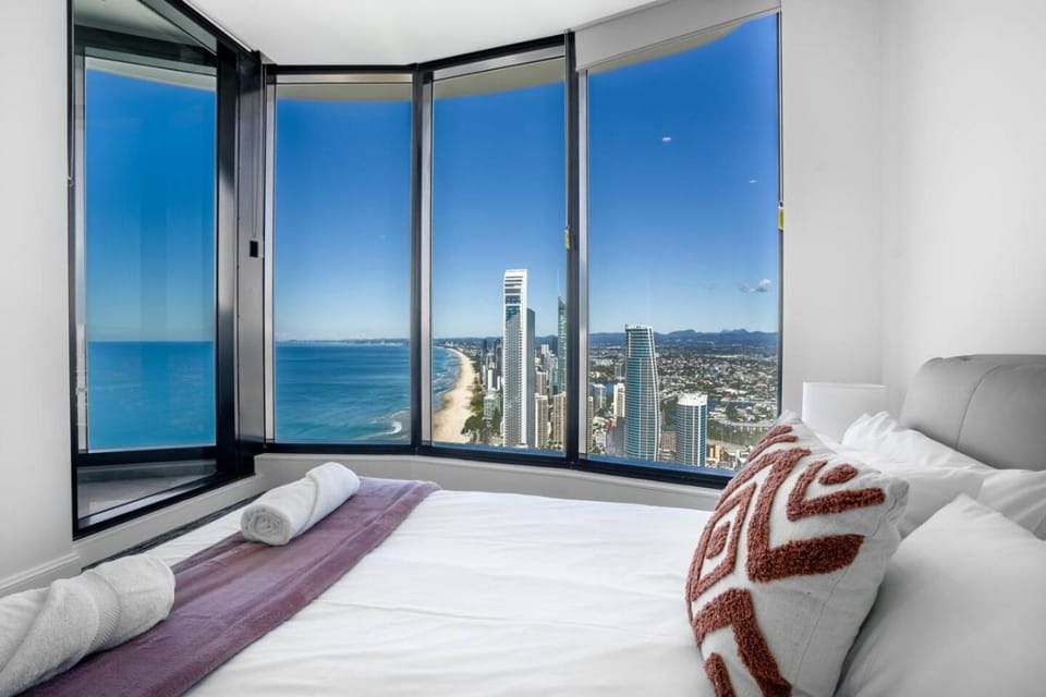 High-Floor Ocean View 2BR with Pool and Spa by Beach Apartment in Surfers Paradise