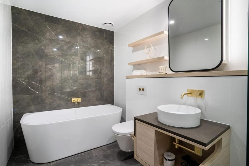 High-Floor Ocean View 2BR with Pool and Spa by Beach Apartment in Surfers Paradise