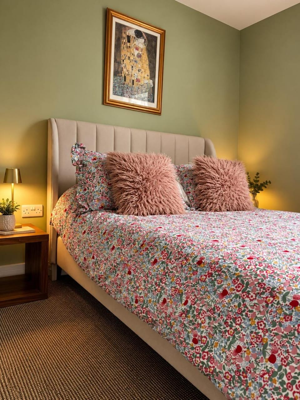 Kilnhurst Stylish Newly Refurbished Sleeps 5 Apartment in Borough of Barnsley