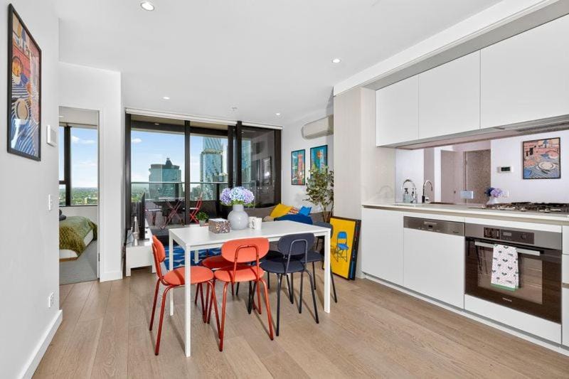 Kitchen or kitchenette, Dining area, minibar, oven, stove
