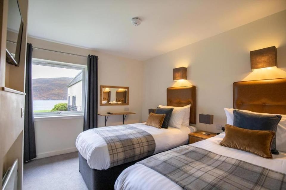 Stylish 3BR Flat Near Ibrox with Parking Sleeps 8 Apartment in Glasgow