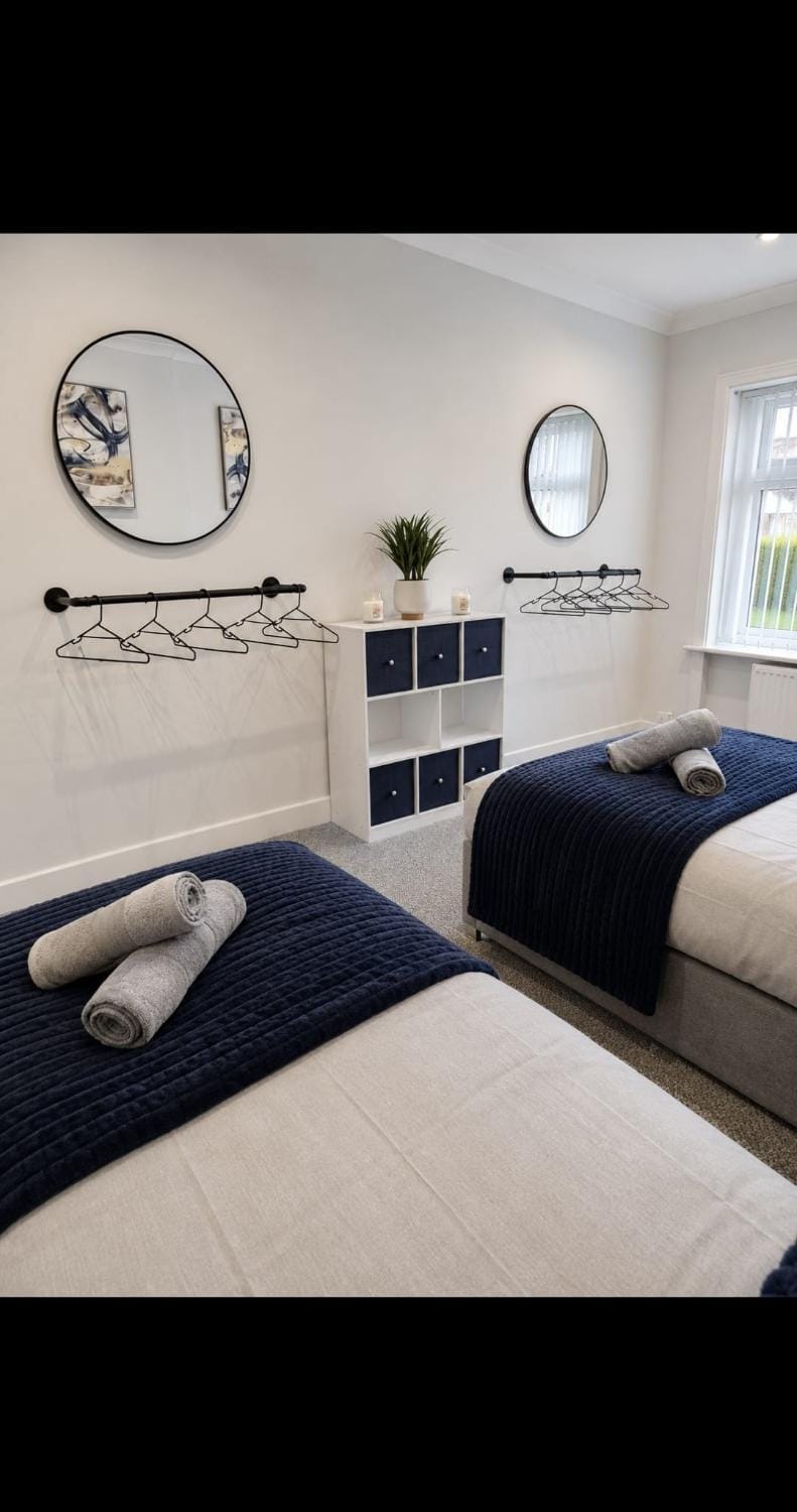 Stylish 3BR Flat Near Ibrox with Parking Sleeps 8 Apartment in Glasgow