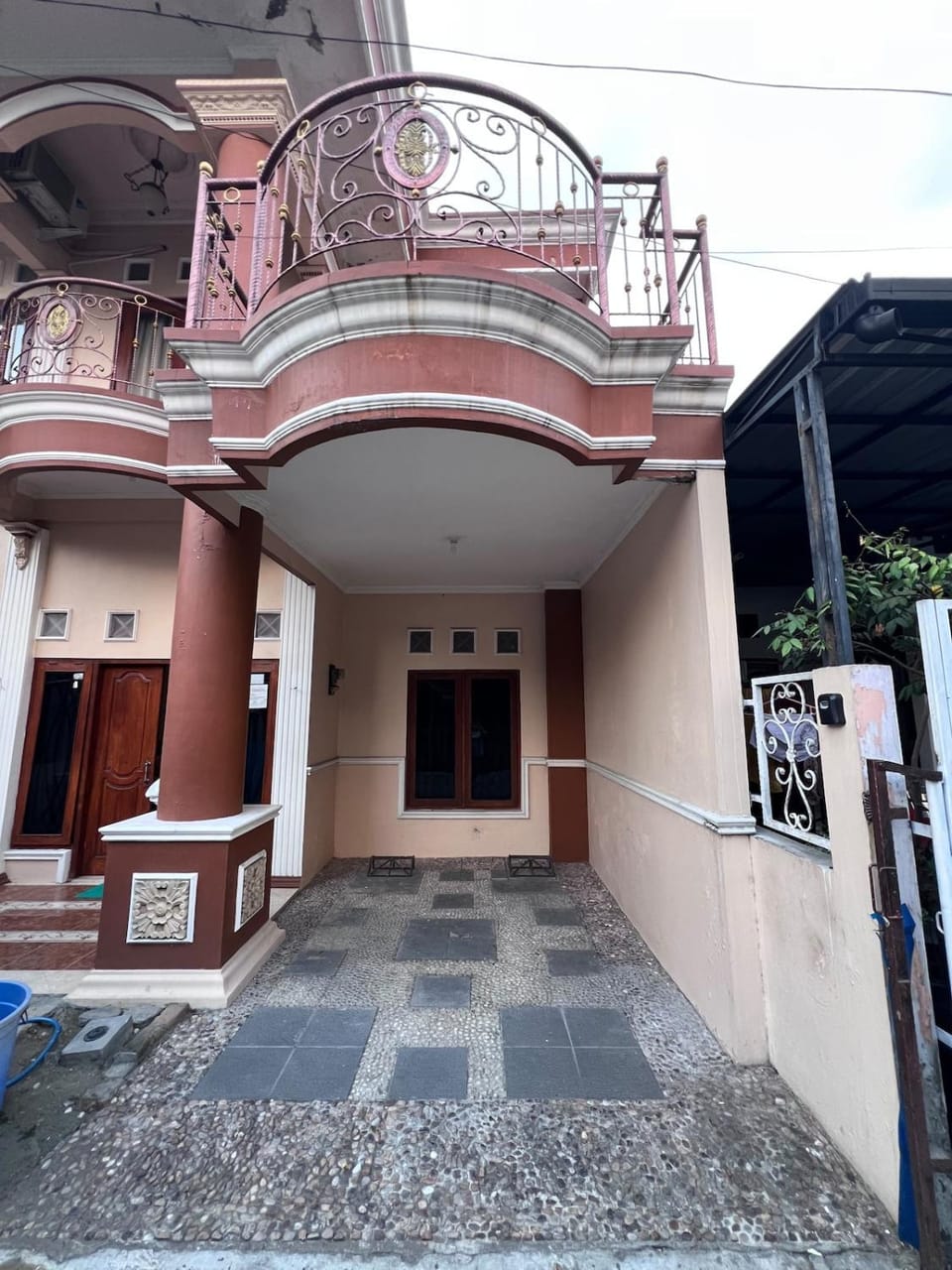 Property building, Facade/entrance, Balcony/Terrace, Parking