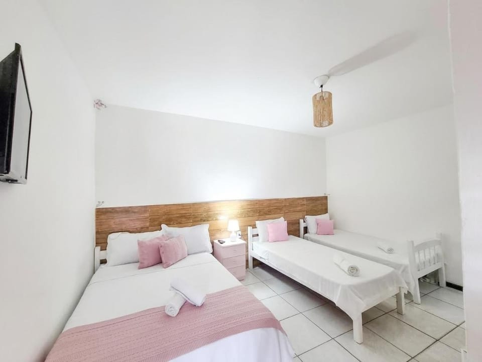 Bed, TV and multimedia, Bedroom, towels