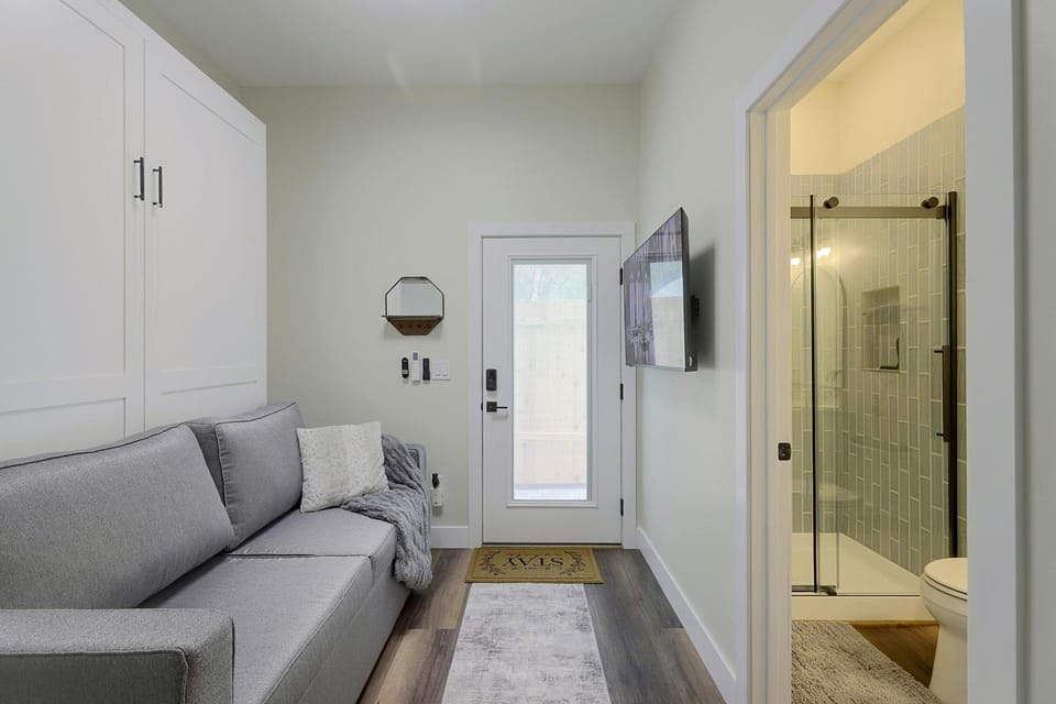 Unbeatable Location! Walkable Montrose Studio Apartment in Montrose