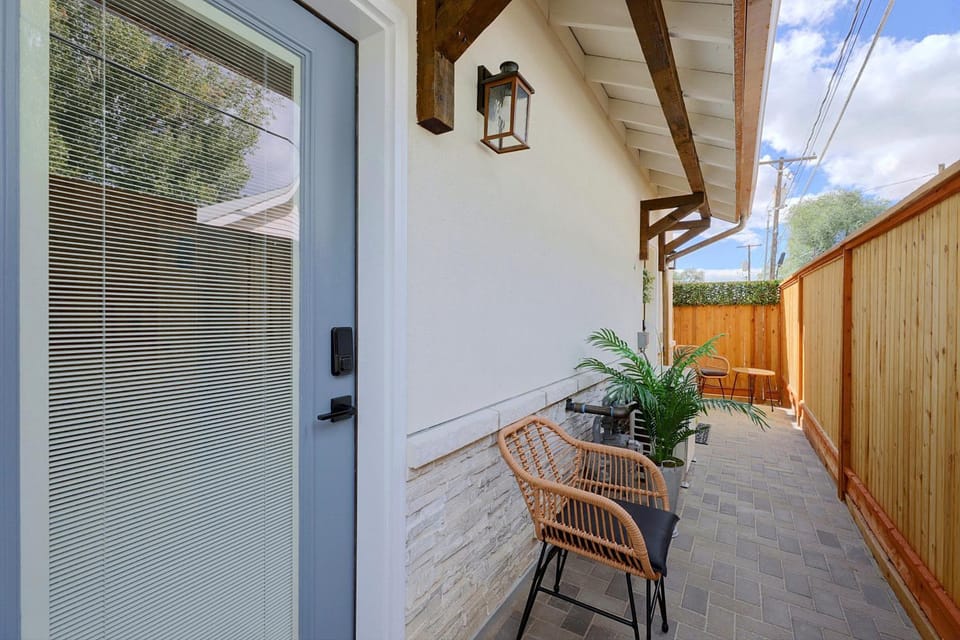 Unbeatable Location! Walkable Montrose Studio Apartment in Montrose