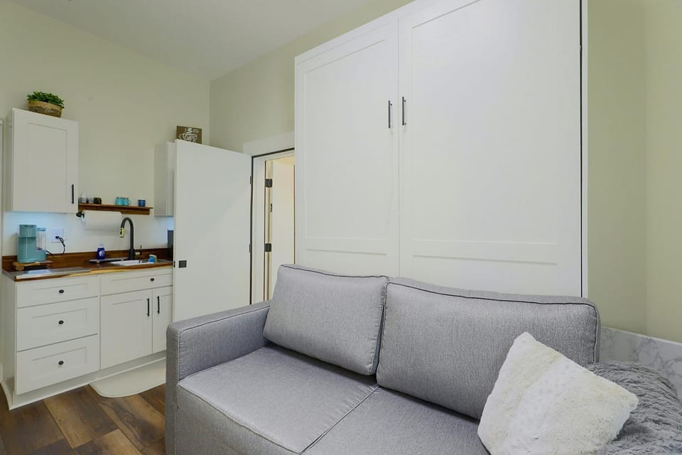 Unbeatable Location! Walkable Montrose Studio Apartment in Montrose