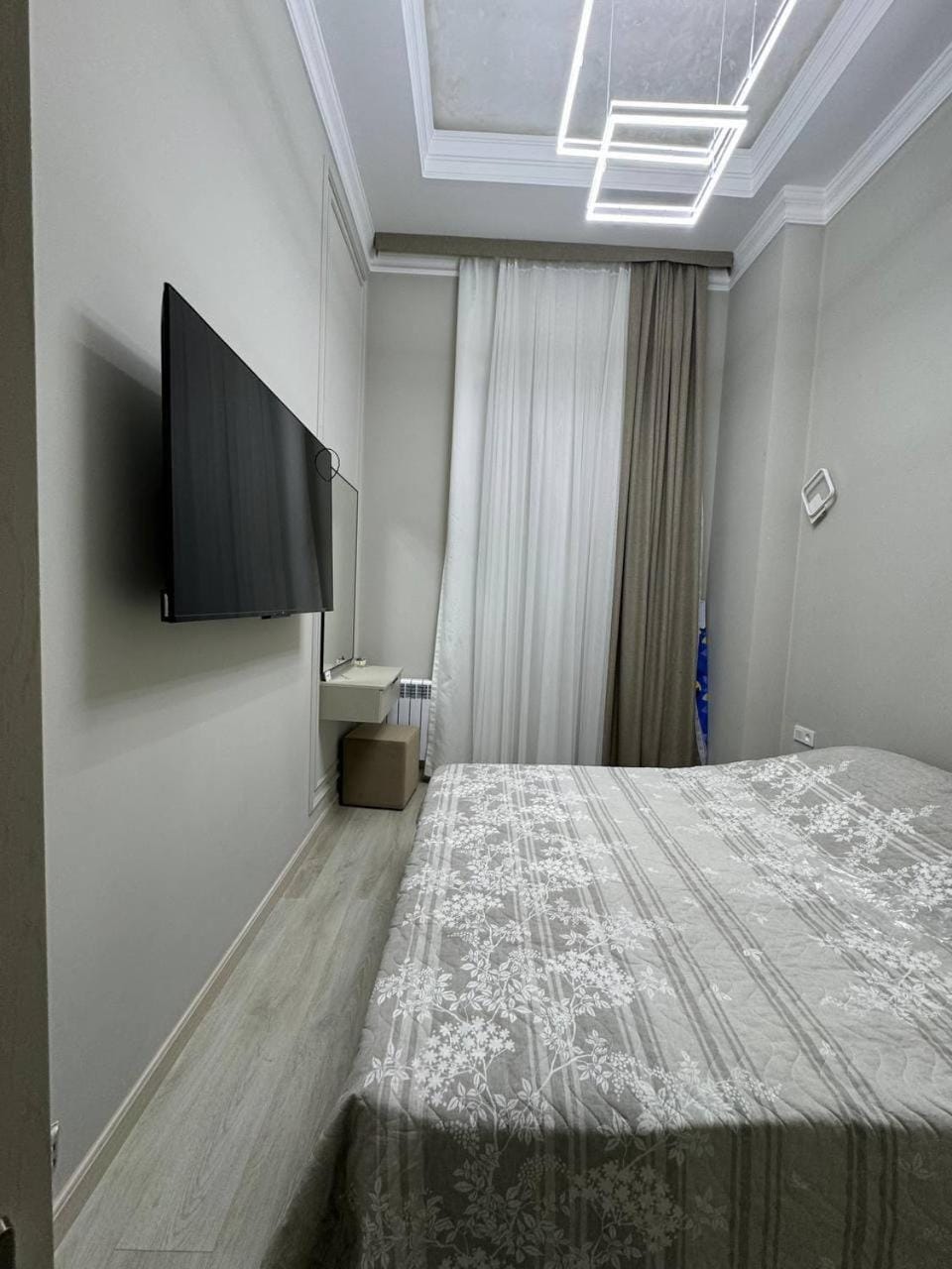 Bed, TV and multimedia, Photo of the whole room, Bedroom