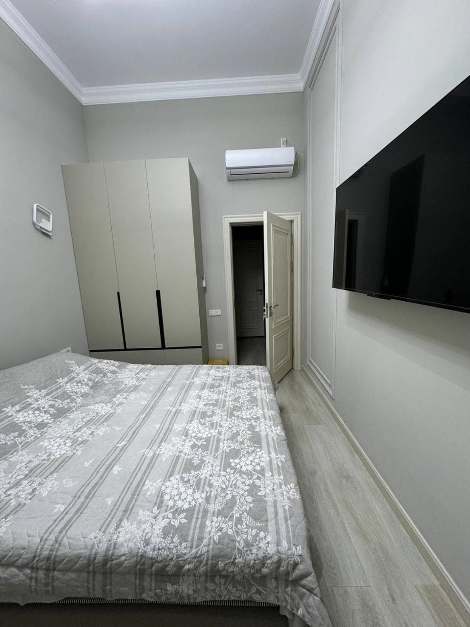 Bed, TV and multimedia, Photo of the whole room, Bedroom, wardrobe, air conditioner