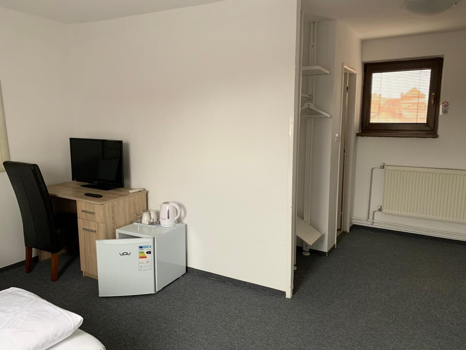 TV and multimedia, Photo of the whole room, Bedroom