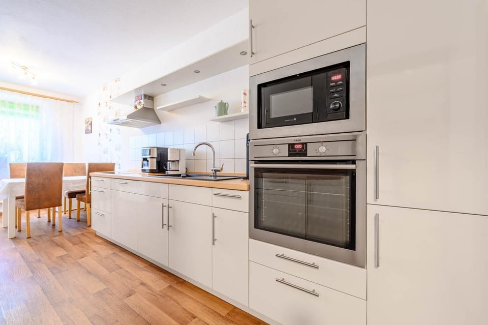 Coffee/tea facilities, Dining area, dishwasher, oven, stove, kitchen