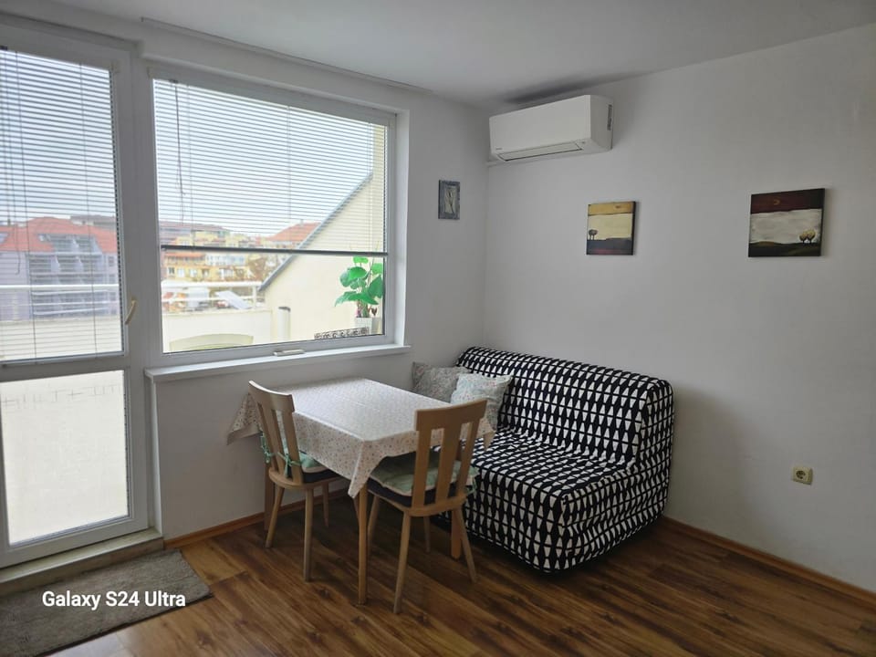 Living room, Seating area, Dining area, air conditioner