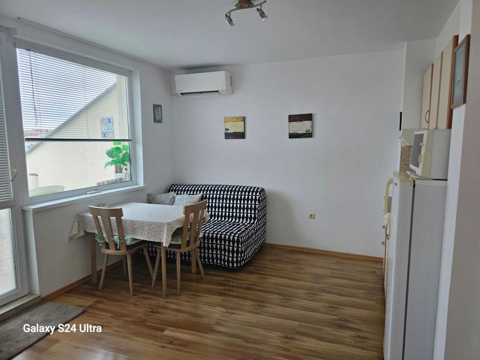 Living room, Seating area, Dining area, internet, air conditioner