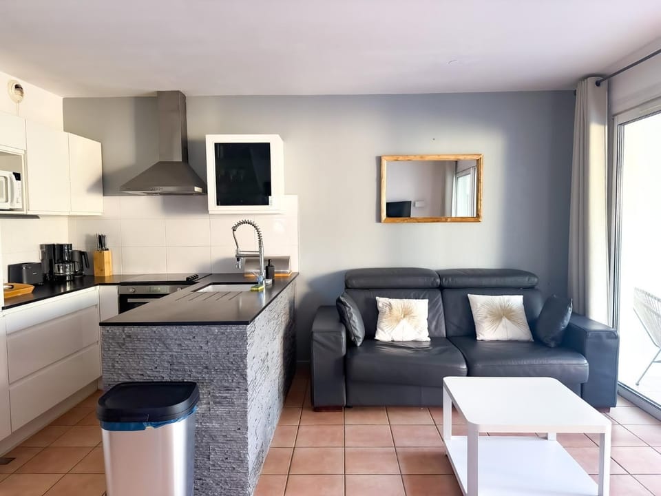 Property building, Kitchen or kitchenette, Living room