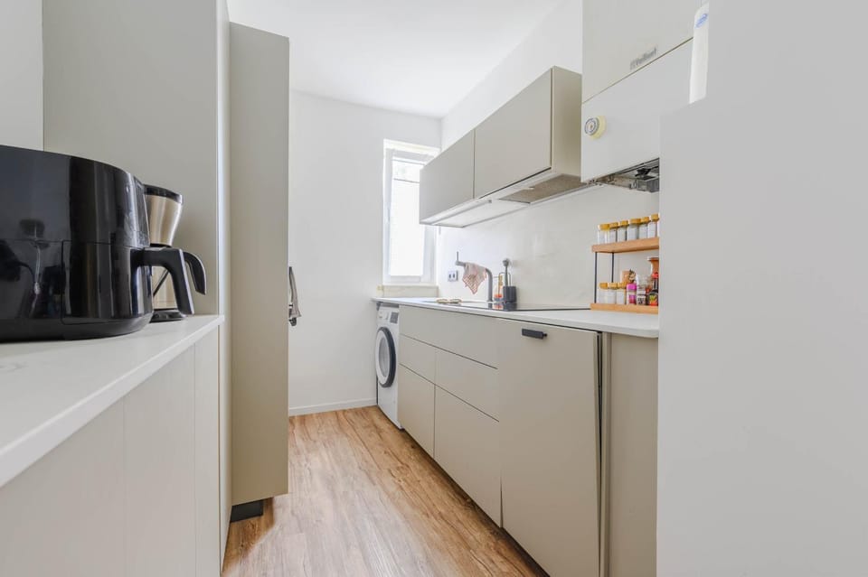 Coffee/tea facilities, Kitchen or kitchenette, dishwasher, oven, stove