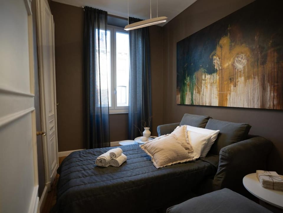 Bed, Living room, Photo of the whole room, towels