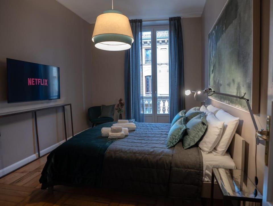 Bed, TV and multimedia, Photo of the whole room, Bedroom, towels