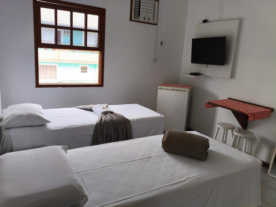 Bed, TV and multimedia, Bedroom