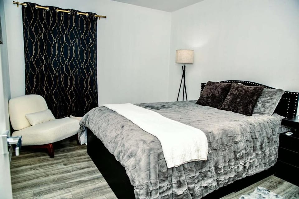 Photo of the whole room, Bedroom
