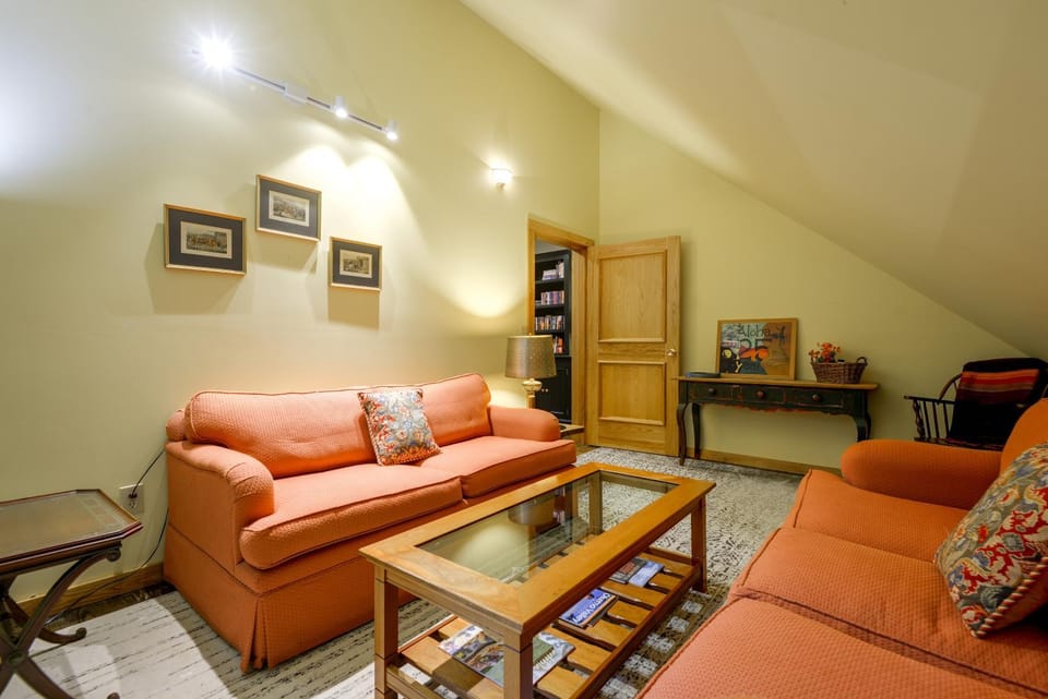 Hiking, Skiing & Fall Color! Wooded Vermont Escape House in Cavendish