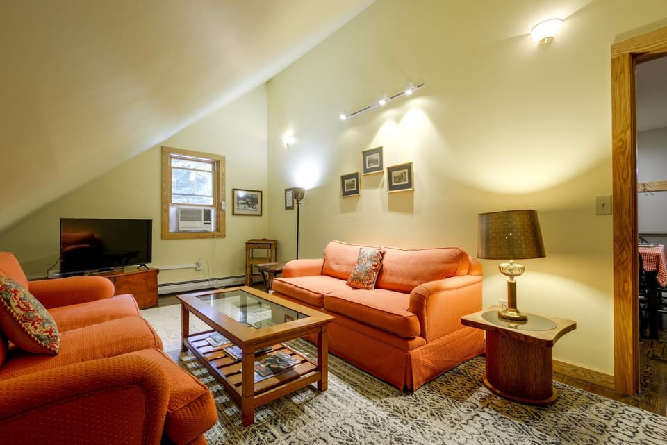 Hiking, Skiing & Fall Color! Wooded Vermont Escape House in Cavendish