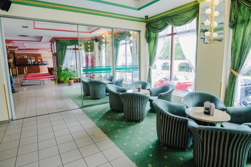 Lounge or bar, Food and drinks