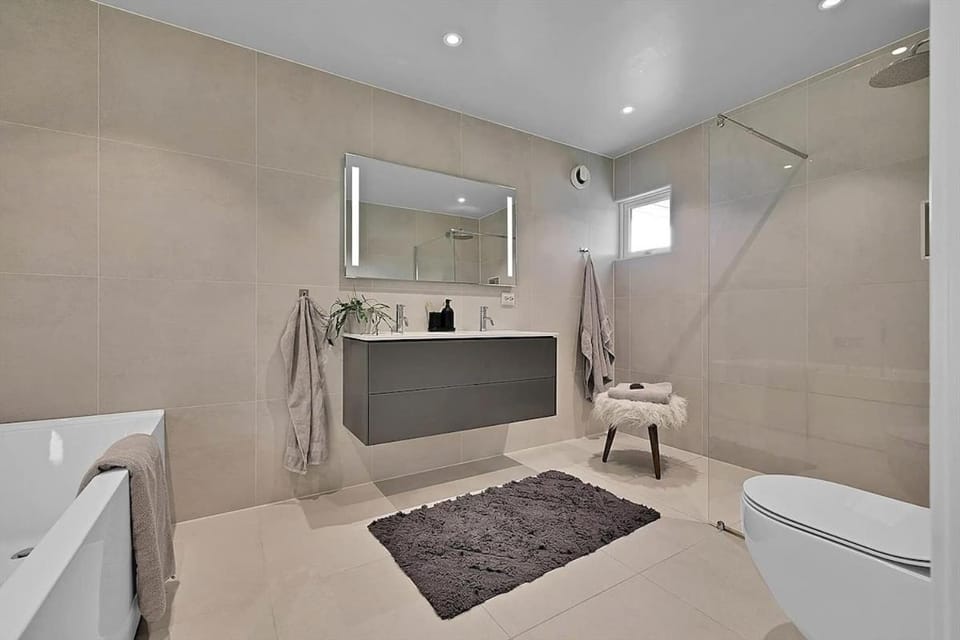 Shower, Toilet, Bathroom, Bath, towels