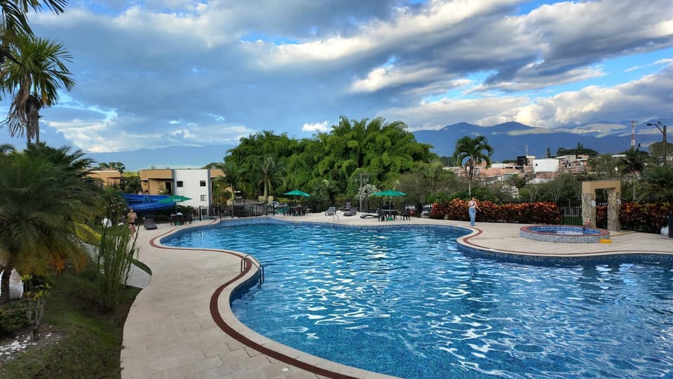Apartamentos de 2 habitaciones con 4 piscinas, 3 jacuzzis y 3 saunas - A 5min del aeropuerto y a 20 min del PARQUE DEL CAFE Apartment in Armenia
