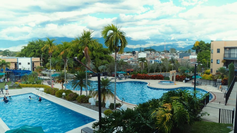 Apartamentos de 2 habitaciones con 4 piscinas, 3 jacuzzis y 3 saunas - A 5min del aeropuerto y a 20 min del PARQUE DEL CAFE Apartment in Armenia