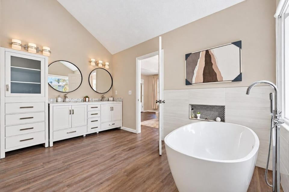 Spacious 4BR Retreat King Beds & Private Deck Villa in Kennesaw