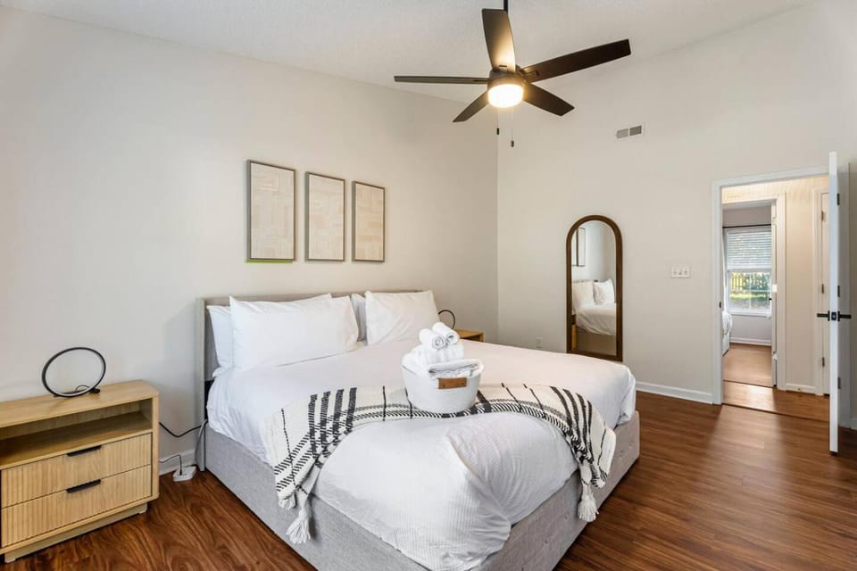 Walk to Restaurants & Shops•1Gig Wi-Fi•Fenced Yard House in Fuquay-Varina