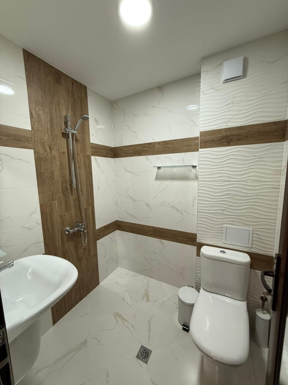 Shower, Toilet, Bathroom, towels