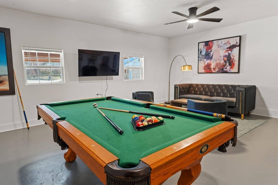 Billiard, Game Room, TV and multimedia, Seating area