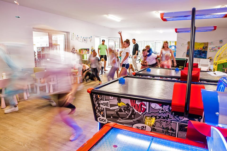 Communal lounge/ TV room, People, Game Room, Area and facilities, children, young children, older children, group of guests, Family