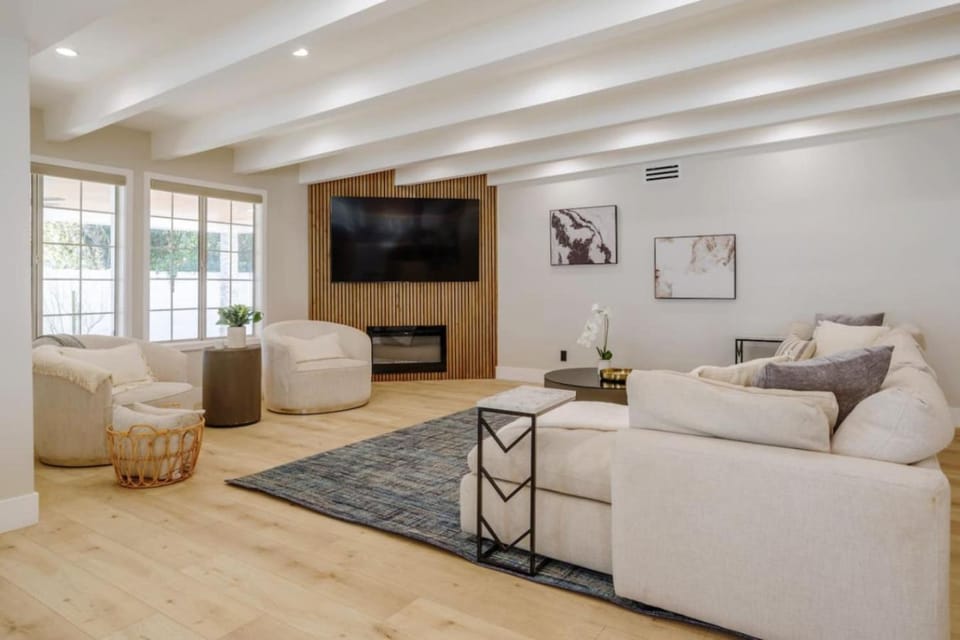 New 5 bed with hot tub close to Universal sleeps 12 House in North Hollywood