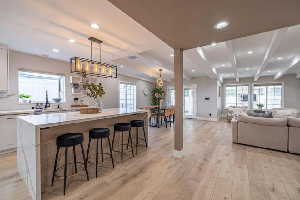 New 5 bed with hot tub close to Universal sleeps 12 House in North Hollywood