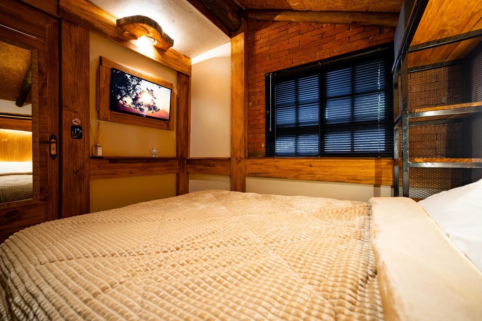 Bed, TV and multimedia, Bedroom