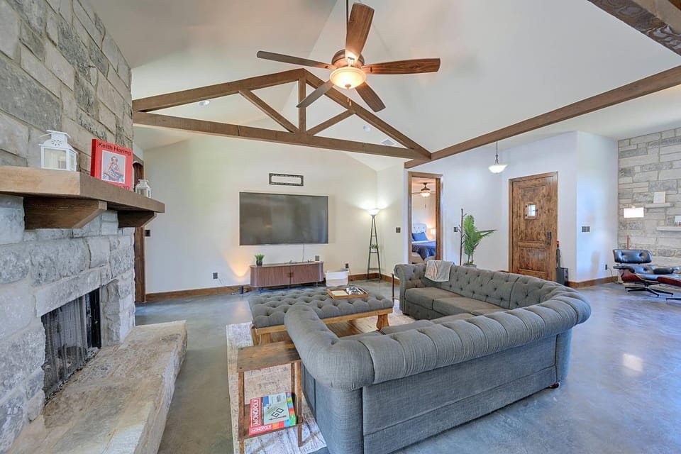 11 Mi to Lake Travis! Family Getaway w/ Fire Pit House in Jonestown