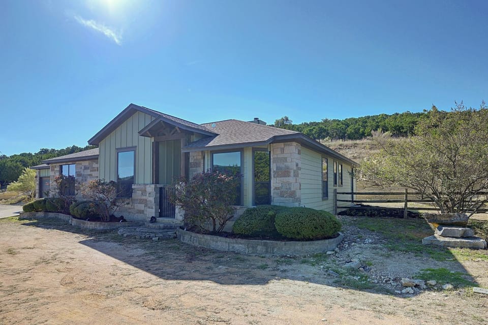 11 Mi to Lake Travis! Family Getaway w/ Fire Pit House in Jonestown