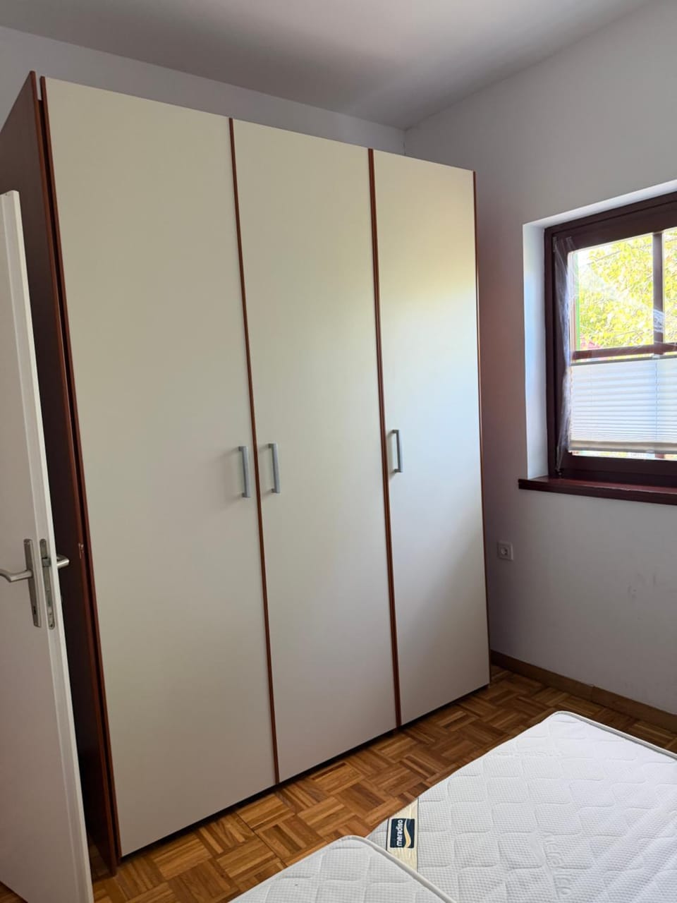 Photo of the whole room, Bedroom, wardrobe