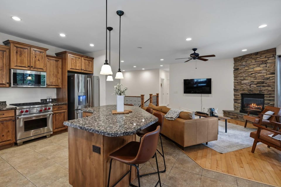 TV and multimedia, Kitchen or kitchenette, Living room, Dining area, fireplace, oven, stove