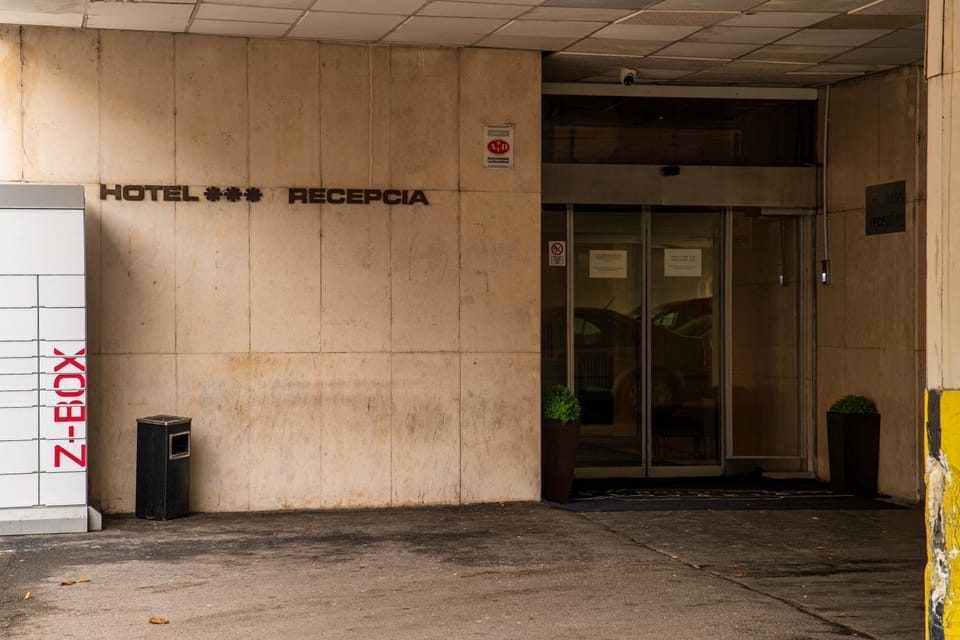 Facade/entrance