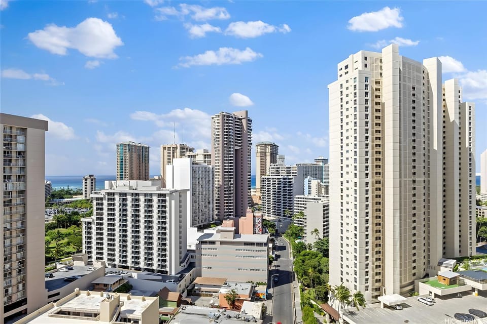 Waikiki Waikiki Landmark Spacious 4 BR Sleeps 8 House in McCully-Moiliili