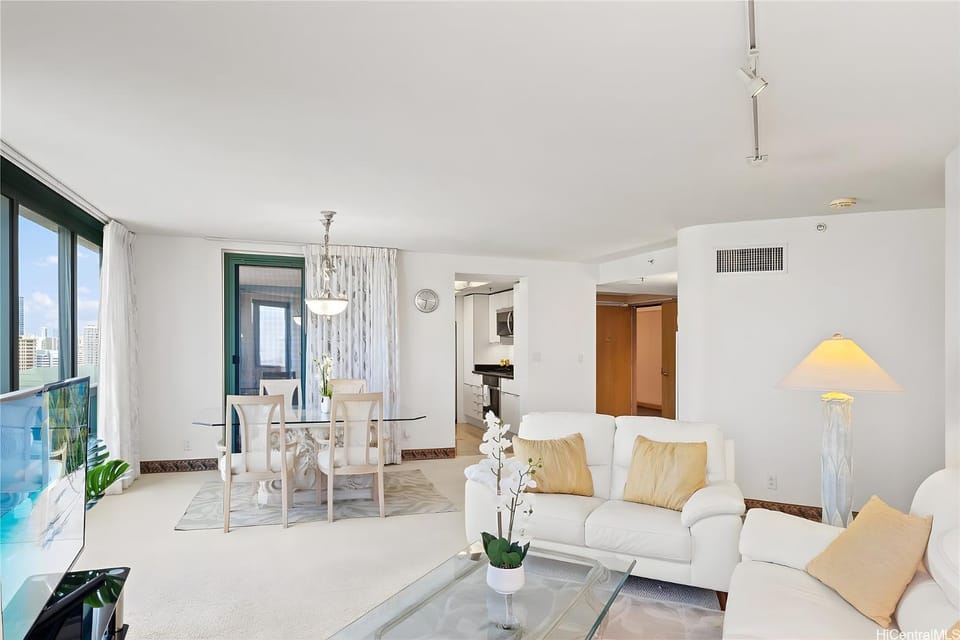 Waikiki Waikiki Landmark Spacious 4 BR Sleeps 8 House in McCully-Moiliili