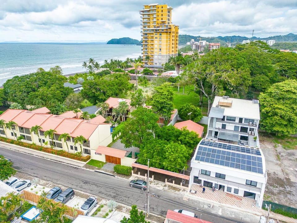Casa Elite 13 bedroom house Central Jaco 30ppl - Holiday Home House in Jaco